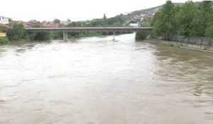 Зголемено нивото на Вардар во Велес, 42 сантиметри за 24 часа – реката се излеа на двете страни на кејот