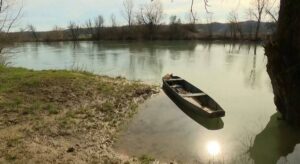 Едно лице загина откако брод кој превезувал мигранти се превртел во реката Уна во западна Хрватска