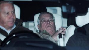 Поранешниот Принц Ендрју ослободен од притвор, но останува под истрага за злоупотреба на службената должност