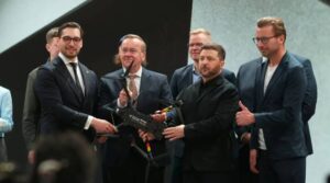 Заедничката германско-украинска компанија му го испорача на Зеленски првото беспилотно летало