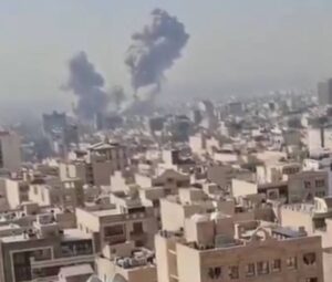 (ВИДЕО) Израел и САД го нападнаа Иран- три големи експлозии во главниот град Техеран