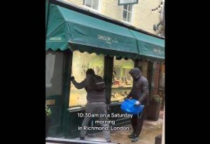 (Видео) Кражба на продавница за накит сред бел ден во Лондон