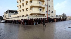 Поранешни членови на курдските сили чекаа во редици пред Центрите за помирување за да се демобилизираат