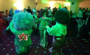 Лудило под маски во Струмица, вечери со смеа, танци и оригинални креации – синоќа маскенбал, вечерва карневалско дефиле