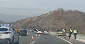 Видео: Сообраќајна несреќа помеѓу повеќе автомобили на патот Штип-Миладиновци