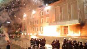 Насилни протести во Тирана – полицијата со солзавец и водени топови ги растерува демонстрантите