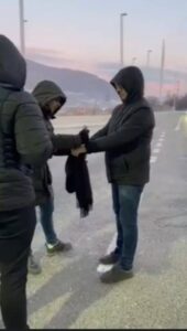 Со очила за сонце и црн шал околу рацете, видео од апсењето на Груби