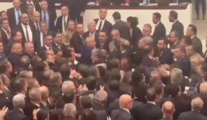 (Видео) Тепачка во турскиот парламент при полагање заклетва на новиот министер за правда