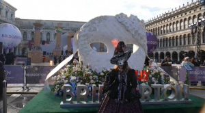 (фотогалерија)Под мотото „Олимп, назад кон потеклото на игрите“ – започна карневалот во Венеција