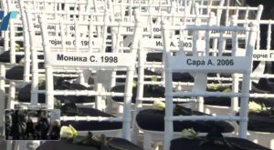 (Видео) Денеска на плоштадот во Кочани поставени 63 празни столчиња