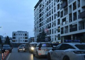 Мајка и дете скокнаа од балкон во Карпош