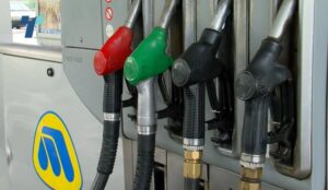 Владата утре ќе донесе мерки за справување со растечките цени на горивата