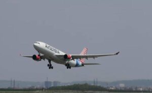 Евакуациски авион слета во Србија со 67 луѓе кои бегаат од Израел, меѓу нив и Македонци