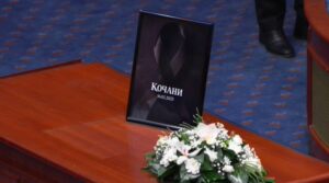 (живо)Kомеморативна седница по повод годишнината од трагедијата во Кочани- родителите револтирани велат задоцнета е