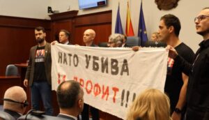 (видео)Герила акција на Левица во Собранието со посебна порака за генералниот секретар на НАТО