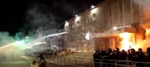 (Видео) Ескалираше протестот во Тирана – демонстранти фрлаа молотови коктели, полицијата ги растеруваше со водени топови