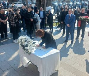 Силјановска Давкова се потпиша во книгата на жалост во Кочани