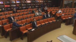 Пратениците незаинтересирани за говорот на Лорковски, предупреди на ценовен удар во Европа, но малкумина дојдоа да го чујат