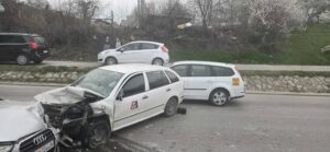 (Фотогалерија) Судар на три возила на улица „Бутелска“ – сообраќајна несреќа во Бутел