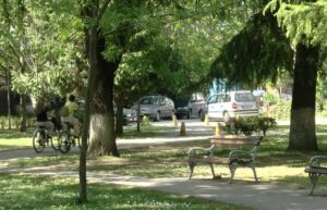 На клупа во парк во Шуто Оризари оставено бебе старо седум-осум месеци