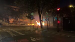 Демолирани објекти, запалени возила, повредени и приведени во Париз по победа на ПСЖ во ЛШ