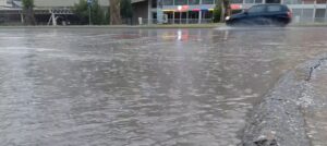 (видое) Прекин на електричната енергија поради невреме што попладнево го зафати охридско-струшкиот регион