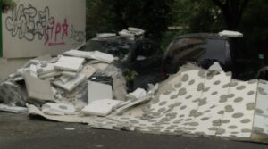 Падна фасада од зграда во Карпош, оштетени 3 возила