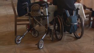 Починаа седум лица со попреченост поради скратените часови за лична асистенција, велат од Коалицијата „Менуваме“