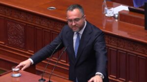Ти благодарам што истресе се од тебе – Тошковски кон Апасиев кој му ги посочи валканите партиски полицајци на расправата за неуспешната интерпелација
