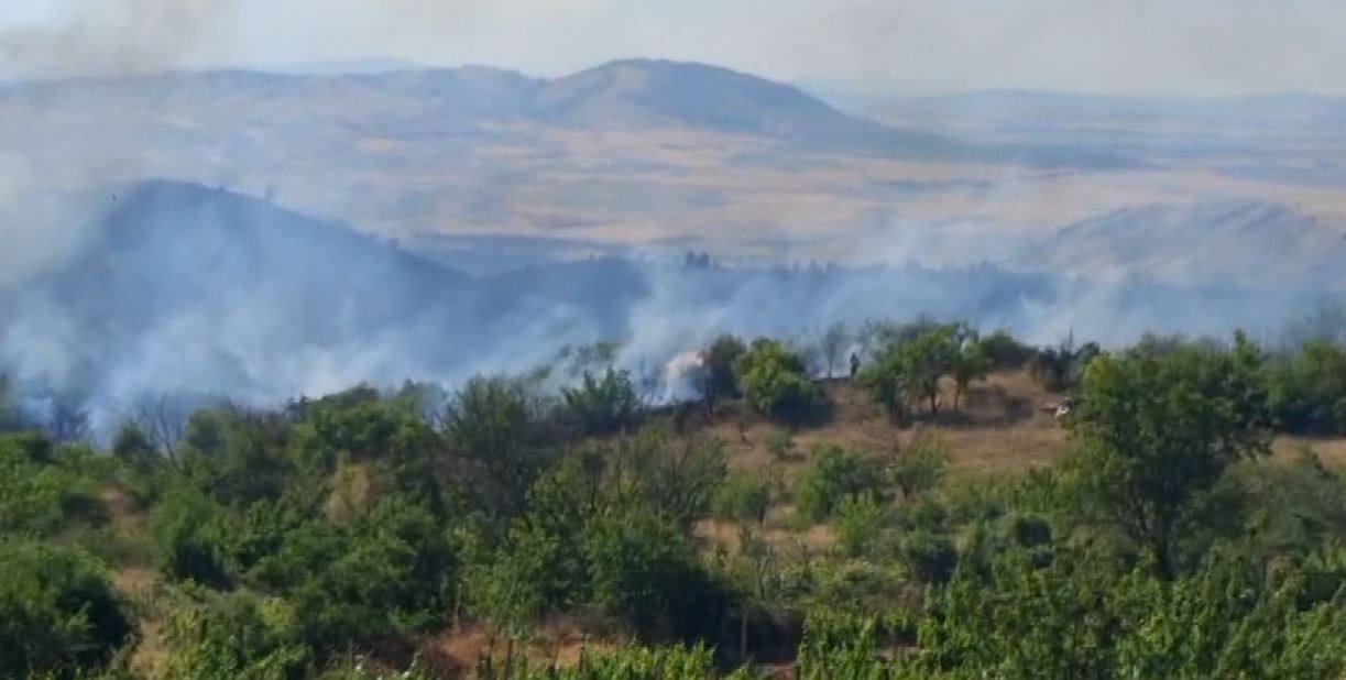 (Видео) Повреден сопственик на викендичка откако пожарот повторно се разгоре во Штип