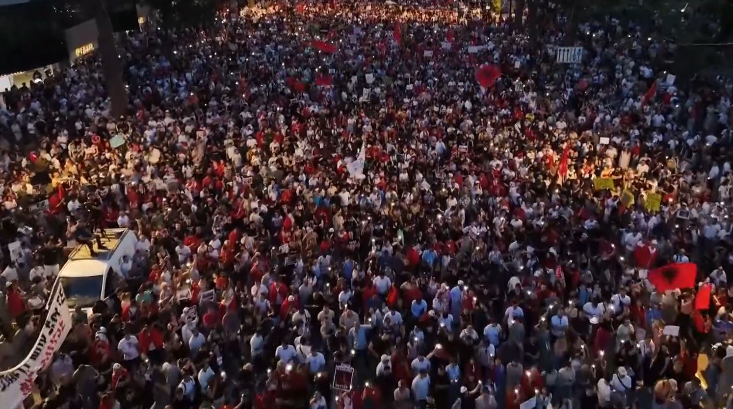 (Фото) Протести во Тирана, граѓаните не сакаат зетот на Трамп да гради луксузен комплекс