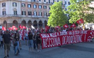 Илјадници демонстранти од цела Италија маршираа против миграцијата – некои со дигнати раце во фашистичкиот поздрав и извици „Дуче! Дуче!“