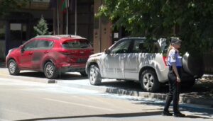 Запалени дипломатски возила пред бугарската амбасада во Скопје