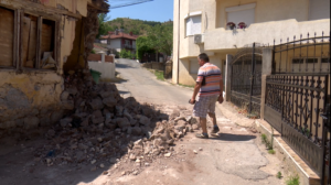 Непознат багерист урна дел од куќа во Штип во која спиеле двајца браќа – тие тврдат дека куќата е на нивните родители