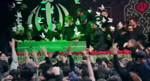 (Фото) Иранците се собраа на церемонија за починатиот врховен лидер, Али Хамнеи