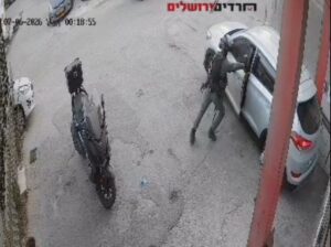 (Видео) Израелски полицаец фрли шок бомба во автомобил со Палестинци и ја блокираше вратата на возачот