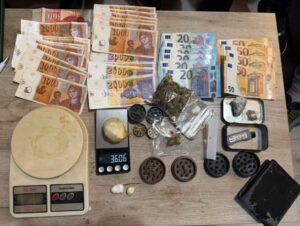Приведени двајца во Кисела Вода – во нивниот дом е пронајдена дрога, вага и пари
